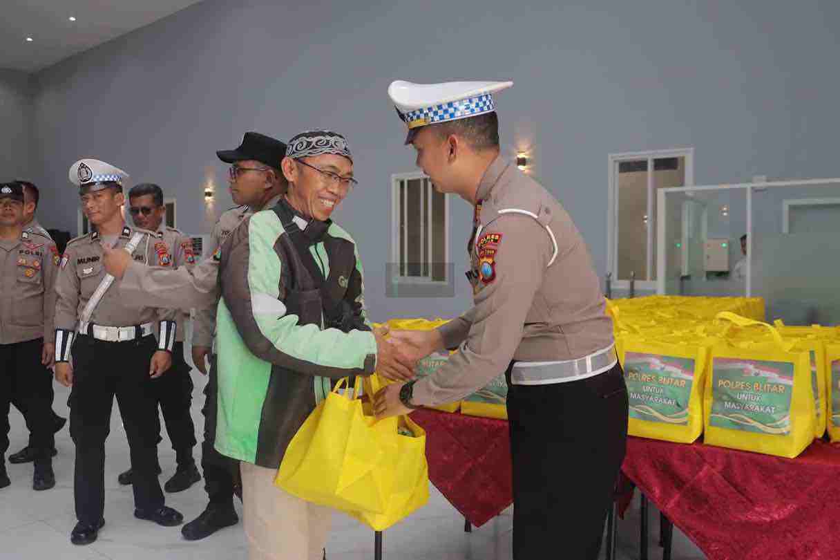 Polres Blitar Gandeng Ojol Ciptakan Kamtibmas yang Kondusif, Ini 4 Poin Kerjasamanya Polres Blitar Memberikan Santunan ke Ojek Online Ojol