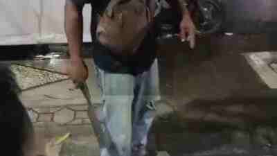 Pria Paruh Baya Ancam Warga dengan Sajam di Depan Pegadaian Purworejo Pria Paruh Baya Ancam Warga dengan Sajam di Jalan Tentara Purworejo