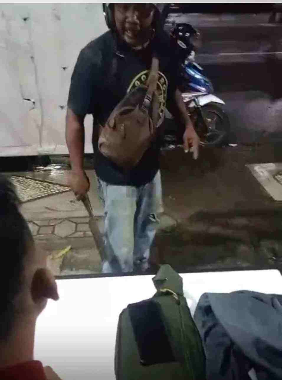 Pria Paruh Baya Ancam Warga dengan Sajam di Depan Pegadaian Purworejo Pria Paruh Baya Ancam Warga dengan Sajam di Jalan Tentara Purworejo