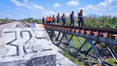 Masuk Musim Hujan, Daop 7 Madiun Periksa Jalur Rel untuk Jaga Keselamatan Rel Kereta Api