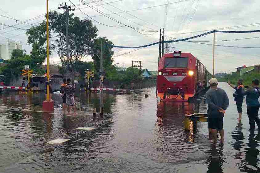 Rel Kereta Api Terendam Banjir di Semarang