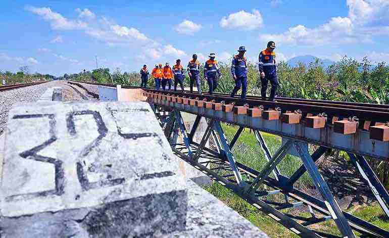 Masuk Musim Hujan, Daop 7 Madiun Periksa Jalur Rel untuk Jaga Keselamatan Rel Kereta Api