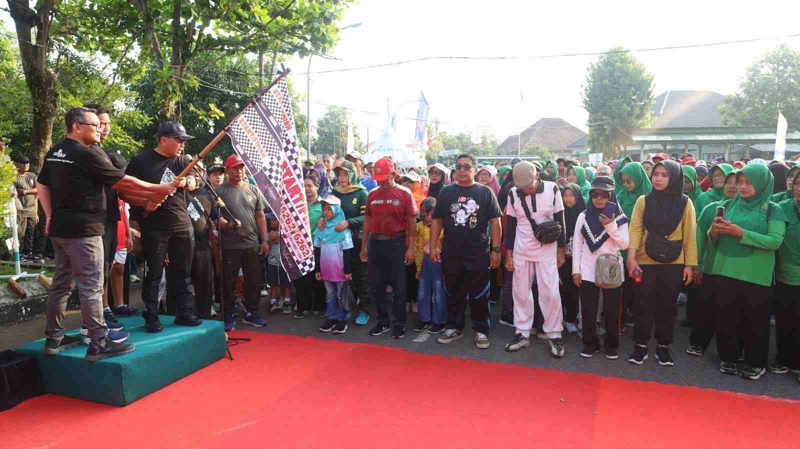 Meriah, Ribuan Warga Ikuti Jalan Sehat dan Senam Bersama Warnai Puncak HUT ke-80 TNI dan ke-75 Kodam IV/Diponegoro di Purworejo Ribuan Warga Mengikuti Jalan Sehat HUT TNI di Purworejo