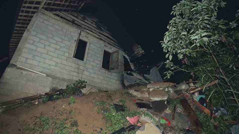 Hujan Deras, Tanah Longsor di Blitar, Tiga Orang Luka-Luka Satu Diantaranya Balita Rumah Milik Mukri warga Dusun Sumbergondo 2 Desa Tulungrejo Kecamatan Gandusari Kabupaten Blitar Rusak Akibat Longsor