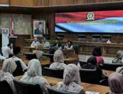 Serunya Siswa SMAN 1 Purworejo Belajar Keparlemenan di Gedung DPRD Serunya Siswa SMAN 1 Purworejo Belajar Keparlemenan di Gedung DPRD