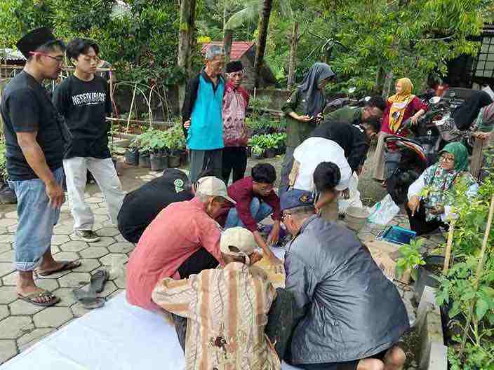 Limbah Jadi Berkah: UMNU Kebumen Latih Warga Olah Limbah Jadi Energi dan Pakan Produktif Tim PKM dari UMNU Kebumen mendampingi Warga Sendangdalem Membuat Pakan Ternak
