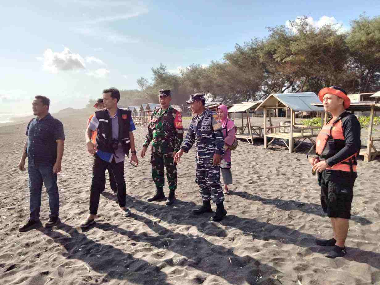 Siswa SMP 17 Purworejo Tenggelam di Pantai Dewa Ruci, Waspadai Ombak Besar Tim Petugas Mencari Siswa Tenggelam di Pantai Dewa Ruci Purworejo