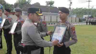 Susahnya Jadi Polisi, 4 Anggota Polres Blitar Dipecat, Ada yang Narkoba Upacara PDTH 4 Anggota Polres Blitar