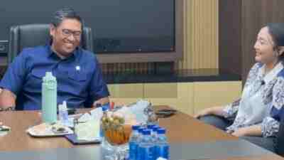 Disebut “Pembantu” Wakil Wali Kota Blitar, Elim Tyu Samba : Banyak yang Paham Undang-undang, tapi Tidak Paham Etika Wakil Wali Kota Blitar Elim Tyu Samba bertemu dengan Wakil Menteri Pertanian Sudaryono. .