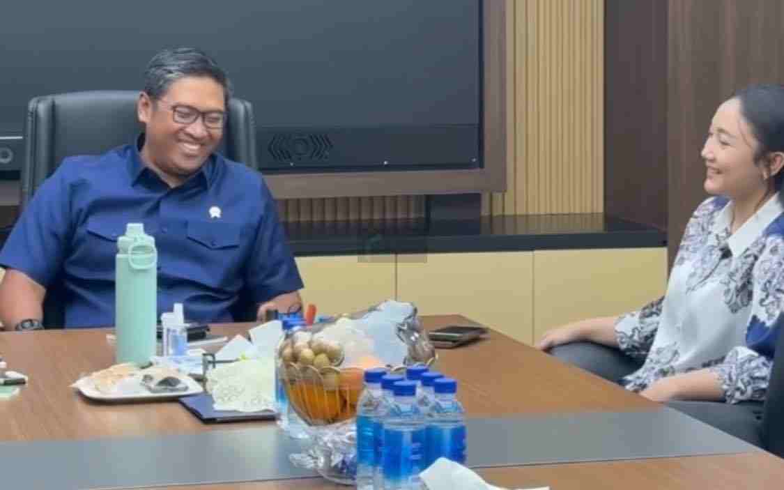 Disebut “Pembantu” Wakil Wali Kota Blitar, Elim Tyu Samba : Banyak yang Paham Undang-undang, tapi Tidak Paham Etika Wakil Wali Kota Blitar Elim Tyu Samba bertemu dengan Wakil Menteri Pertanian Sudaryono. .