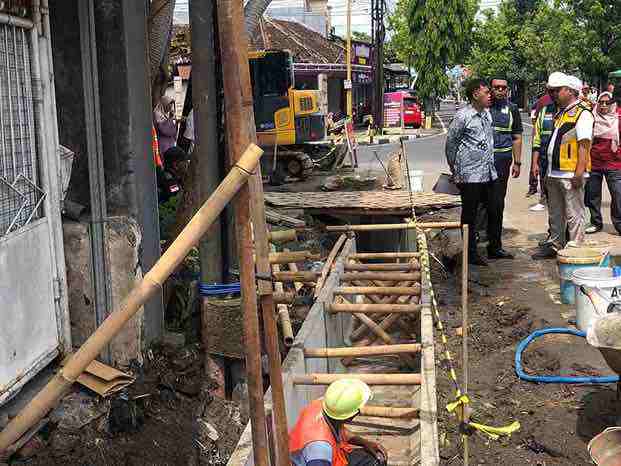 Wali Kota Blitar Ingin Drainase Solusi Banjir, Proyek Dikebut Wali Kota Blitar Syauqul Muhibbin Memeriksa Pembangunan Drainase di Jalan Kartini Kota Blitar