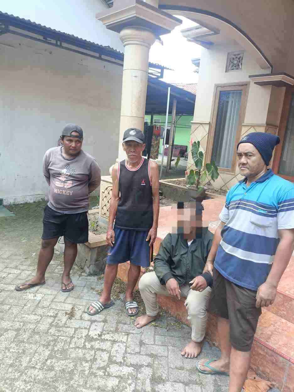 Remaja 22 Tahun Tertangkap Tangan Curi Kotak Amal Mushola di Sutojayan Warga Lingkungan Kedungbunder Sutojayan Mengamankan Maling Kotak Amal