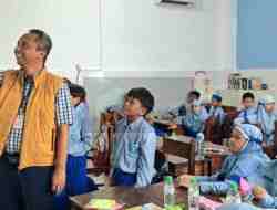 Hari Guru, Anggota DPRD Kota Kediri Imam Wildan Zarkasyi dari Mengajar Pelajar SD Tentang Sains