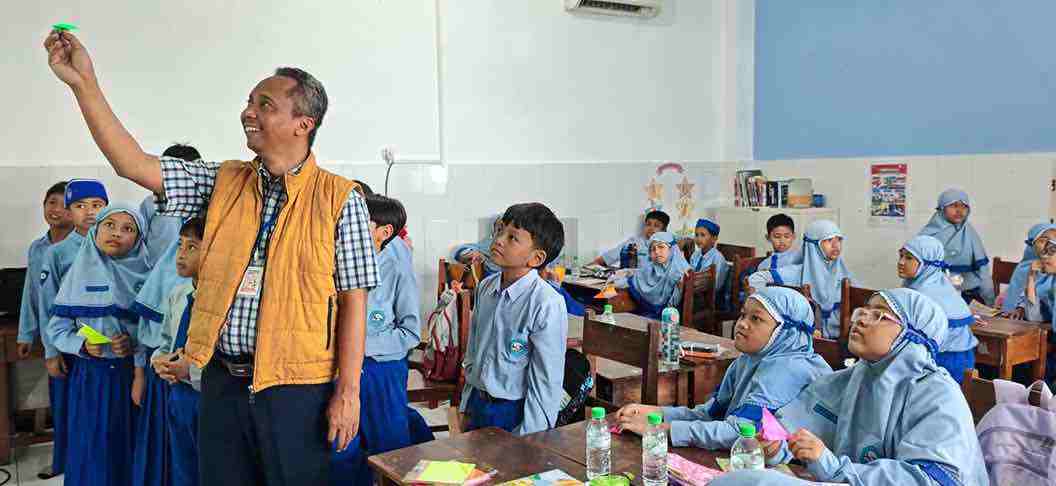 Hari Guru, Anggota DPRD Kota Kediri Imam Wildan Zarkasyi dari Mengajar Pelajar SD Tentang Sains Anggota DPRD Kota Kediri Imam Wihdan Zarkasyi