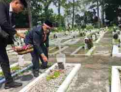 Hari Pahlawan, Bupati Blitar, Rijanto Ziarah ke Makam Pahlawan