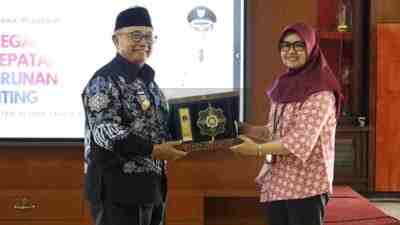 Bupati Blitar Rijanto dan Plt. Asdep Kesehatan Gizi dan Pembangunan Keluarga KGPK Deputi Bidang Dukungan Kebijakan Peningkatan Kesejahteraan dan Pembangunan SDM Siti Alfia