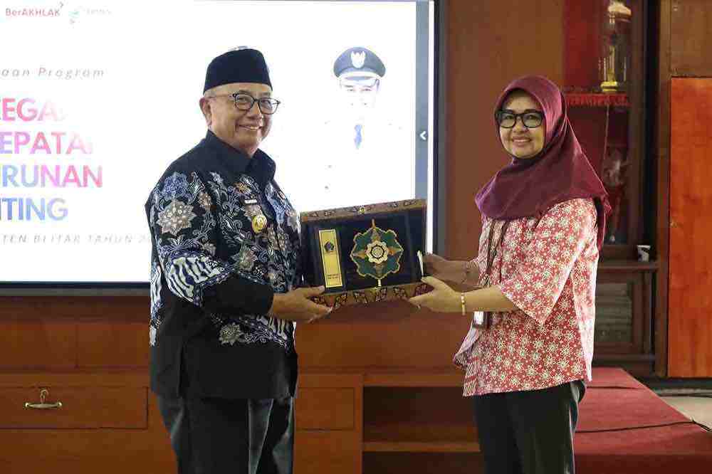 Bupati Blitar Rijanto dan Plt. Asdep Kesehatan Gizi dan Pembangunan Keluarga KGPK Deputi Bidang Dukungan Kebijakan Peningkatan Kesejahteraan dan Pembangunan SDM Siti Alfia