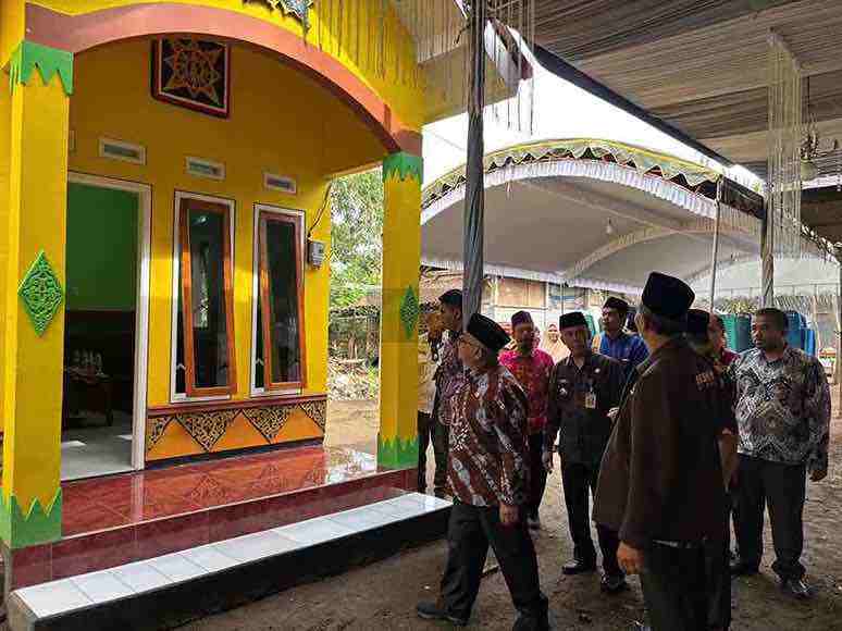 Bupati Blitar Rijanto saat Mendatangi Pembangunan Rumah Tidak Layak Huni oleh Pemuda Shiddiqiyyah di Sutojayan