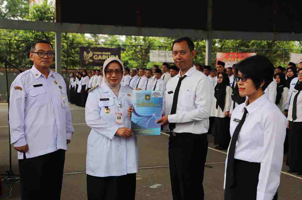 Bupati Purworejo Yuli Hastuti S.H. Menyerahkan SK PPPK Paruh Waktu