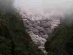 Gunung Semeru Keluarkan Awan Panas, BPBD Kabupaten Blitar Intensifkan Pengawasan Antar Daerah