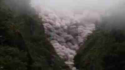 Gunung Semeru Keluarkan Larva Panas