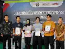 Dinas Tenaga Kerja Kabupaten Blitar Serahkan 166 Sertifikat Kompetensi BNSP