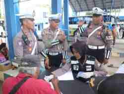 Satlantas Polres Situbondo Laksanakan Test Urine Sopir dan Kernet Bus di Terminal untuk Memastikan Keselamatan di Jalan