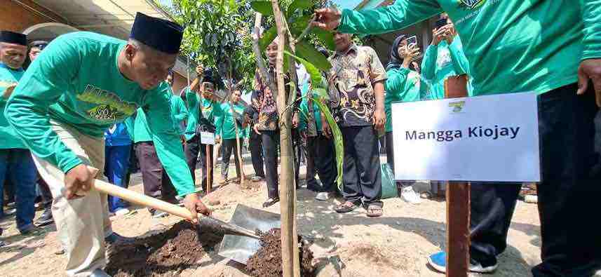 Jambore Go Green Remaja Masjid Se Kota Kediri Menanam Pohon untuk Penghijauan
