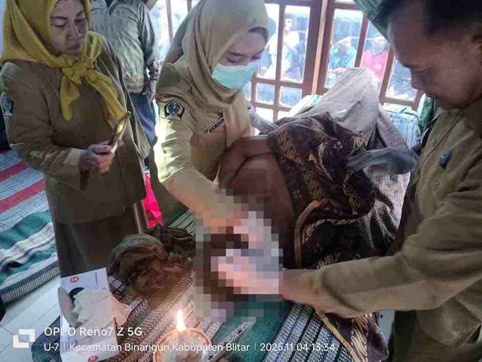 Korban Pencari Jerami Diperiksa Oleh Tim Medis Puskesmas Kecamatan Selopuro