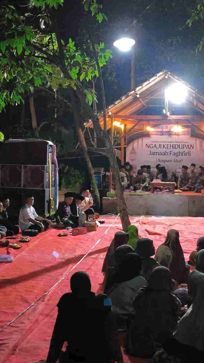 Majelis Faghfirli menggelar pengajian di Sumber Mbah Bawuk Kelurahan Karangtengah Plosokerep Kecamatan Sananwetan Kota Blitar