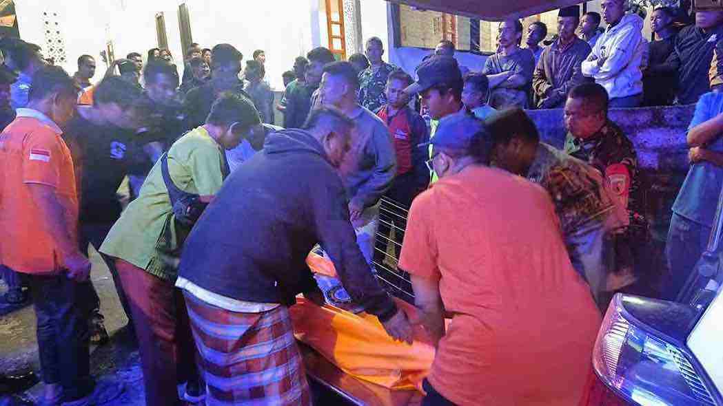 Pemuda asal Nglegok Ditemukan Meninggal Tergantung di Kamar Mandi Rumahnya, Sang Adik Menangis Histeris Marga Rio Pambudi 23 warga Dusun Penataran Kecamatan Nglegok Kabupaten Blitar Dievakuasi Petugas