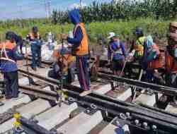 Jelang Natal dan Tahun Baru, KAI Daop 7 Madiun Ganti Wesel Rel Kereta Api di Area Talun