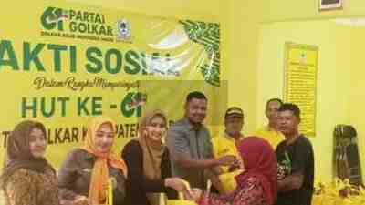 Pengurus DPD Partai Golkar Membagikan Sembako untuk Warga Sekitar Kantor DPD Partai Golkar Kabupaten Blitar