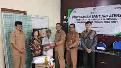 Penyerahan Bantuan dari Kemensos RI untuk Warga Rentan di Kabupaten Blitar