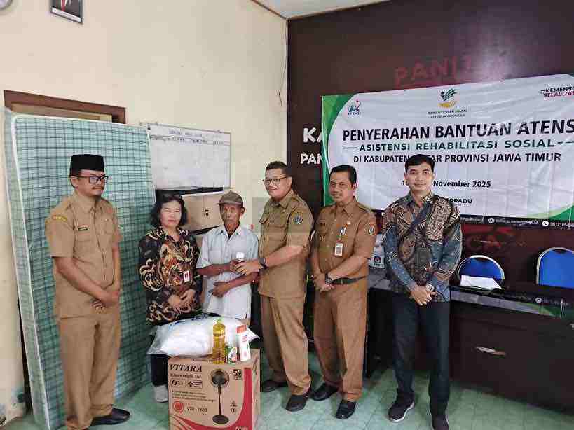 Penyerahan Bantuan dari Kemensos RI untuk Warga Rentan di Kabupaten Blitar
