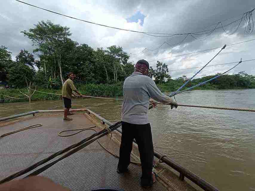 Perahu Penyeberangan Sungai Brantas 3