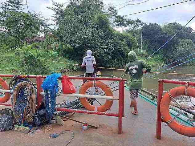 Perahu Penyeberangan Sungai Brantas