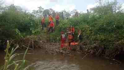 Petugas Mengevakuasi Jenazah Ajeng dari Sungai yang ada di Kediri