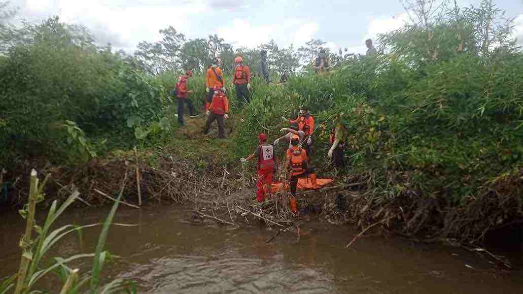 Petugas Mengevakuasi Jenazah Ajeng dari Sungai yang ada di Kediri
