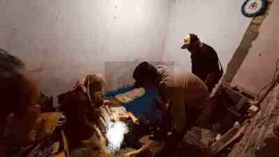 Petugas Mengevakuasi Jenazah Kakek Suroso 65 yang Meninggal di Kamar Kontrakannya di Dusun Ploso Desa Plosoarang Kecamatan Sanankulon Kabupaten Blitar