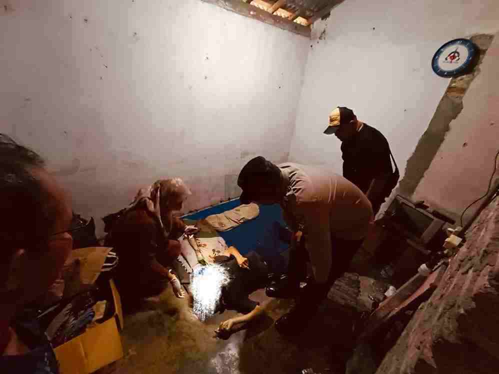 Petugas Mengevakuasi Jenazah Kakek Suroso 65 yang Meninggal di Kamar Kontrakannya di Dusun Ploso Desa Plosoarang Kecamatan Sanankulon Kabupaten Blitar