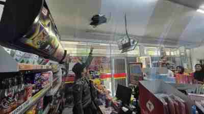 Polisi Menunjukkan Atap Alfamart di Desa Sidorejo Kecamatan Ponggok Kabupaten Blitar yang Dibobol Maling