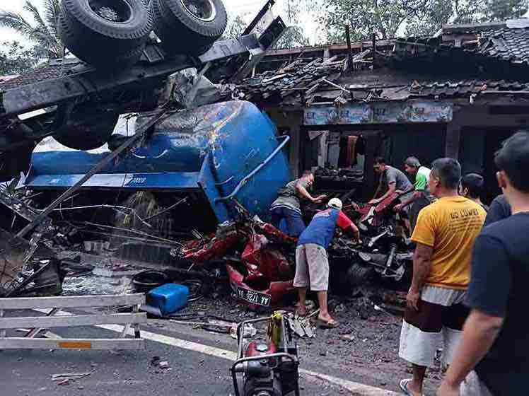 Tabrakan Beruntun Truk Tangki di Purworejo
