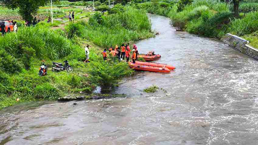Tim Gabungan Menyisir Sungai Termas Desa Jaten Wonodadi Mencari Ajeng