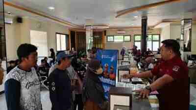 Warga Mengurus SIM di Satlantas Polres Blitar Kota