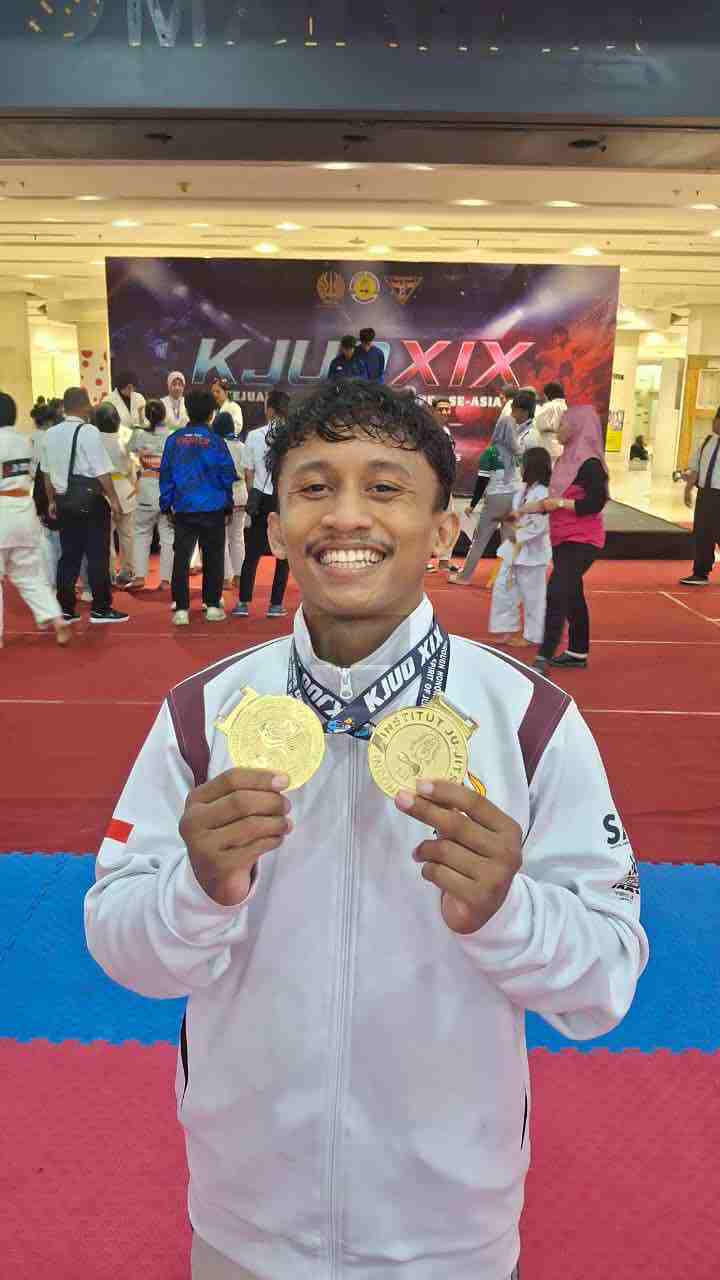 Zaenal Abidin 24 Mendapat 2 Medali Emas di Kejuaraan Ju Jitsu Unesa Open 2025 se Asia Tenggara