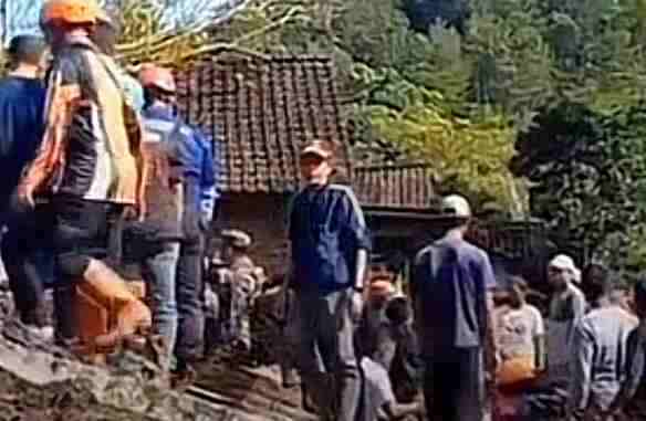 longsor di Dusun Banaran Kecamatan Bendungan Kabupaten Trenggalek Jawa Timur