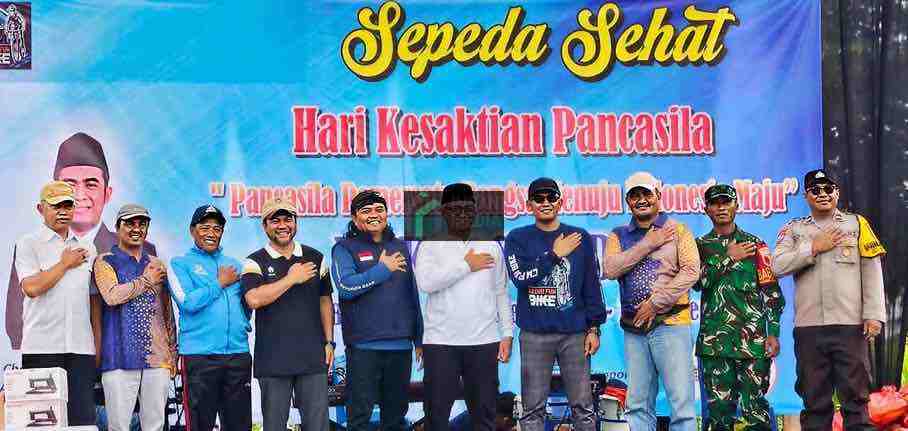 Serap Aspirasi, Anggota DPRD Kota Kedir Mustofa Ajak Masyarakat Hidup Sehat dengan Gowes dan Senam Bareng Anggota DPRD Kota Kediri Fraksi Nasdem Choirudin Mustofa dan Anggota DPR RI Nurhadi Bersama Warga Senam Bareng dan Gowes