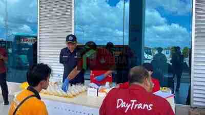 BNK Kota Blitar dan Sares Narkoba Polres Blitar Kota Menggelar Tes Urine pada Sopir Bus di Terminal Patria Kota Blitar