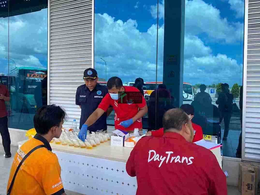 BNK Kota Blitar dan Sares Narkoba Polres Blitar Kota Menggelar Tes Urine pada Sopir Bus di Terminal Patria Kota Blitar